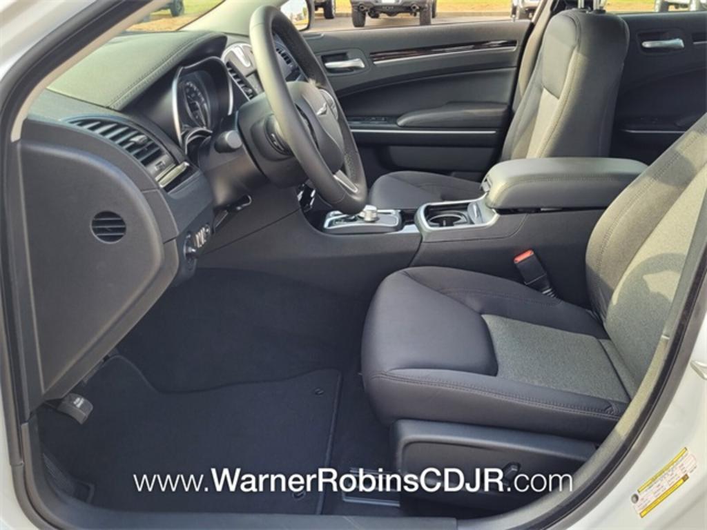 2023 Chrysler 300 - $33,900