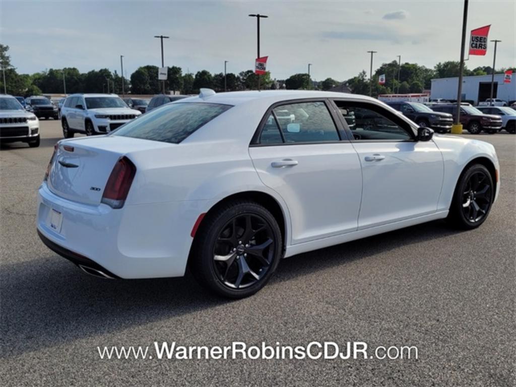 2023 Chrysler 300 - $33,900