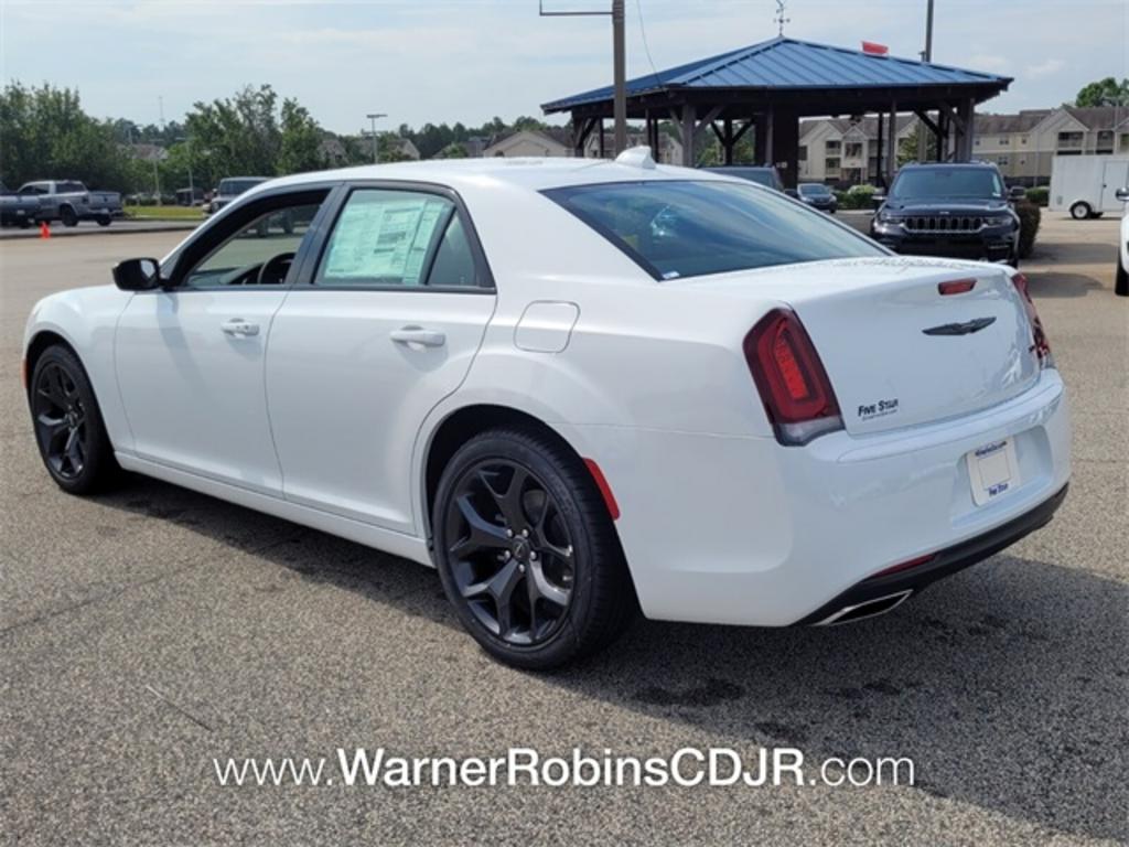 2023 Chrysler 300 Touring photo