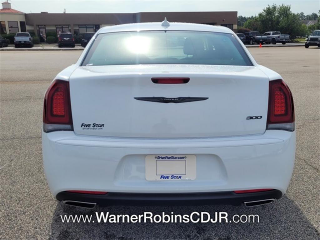 2023 Chrysler 300 - $34,399