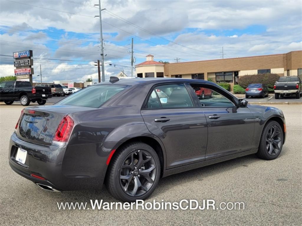 2023 Chrysler 300 - $34,578