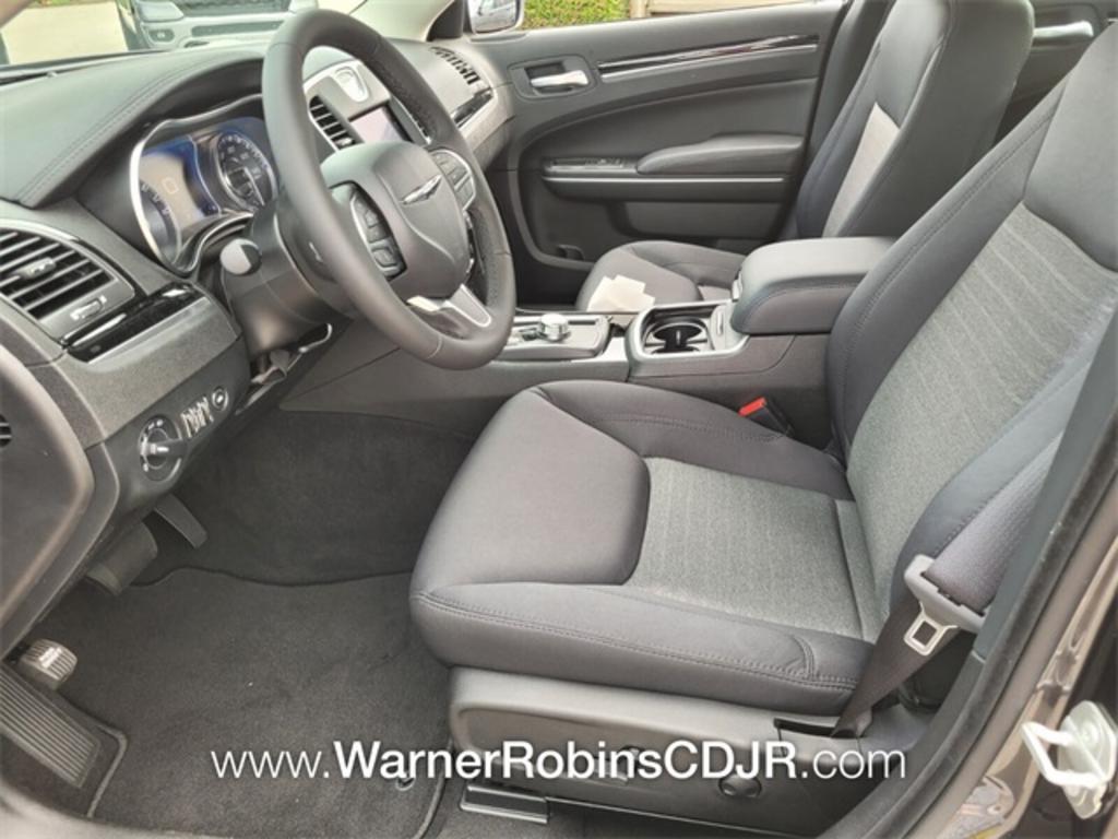 2023 Chrysler 300 - $34,578