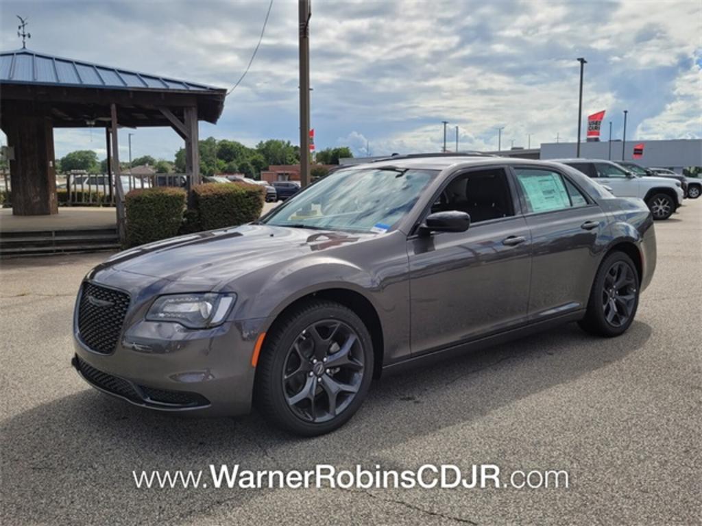 2023 Chrysler 300 Touring photo