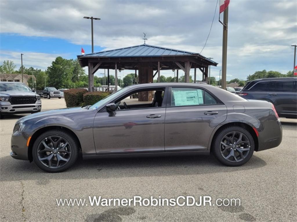 2023 Chrysler 300 - $34,578
