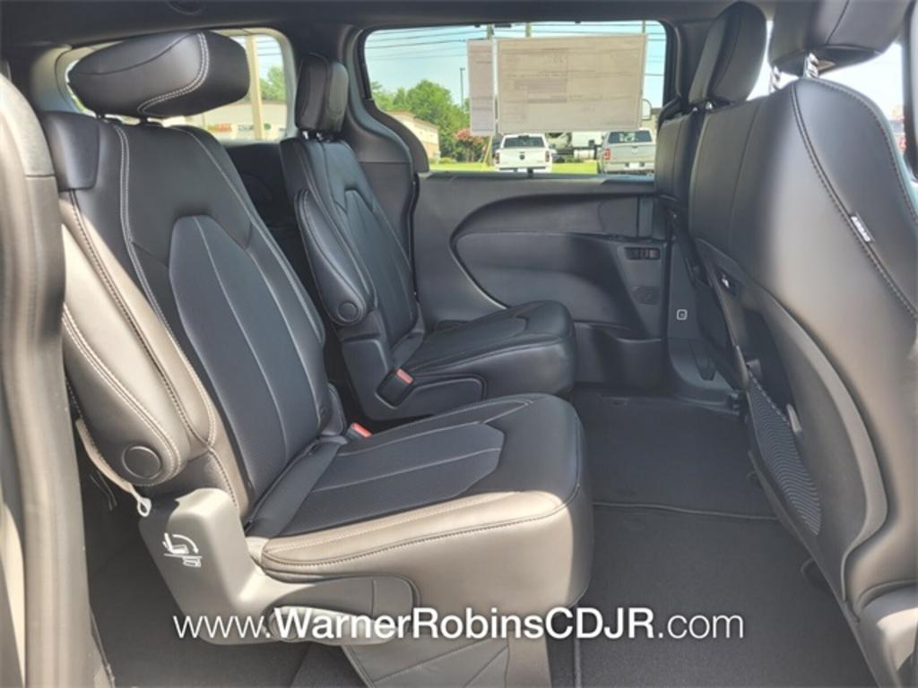 2023 Chrysler Pacifica Touring L photo 16