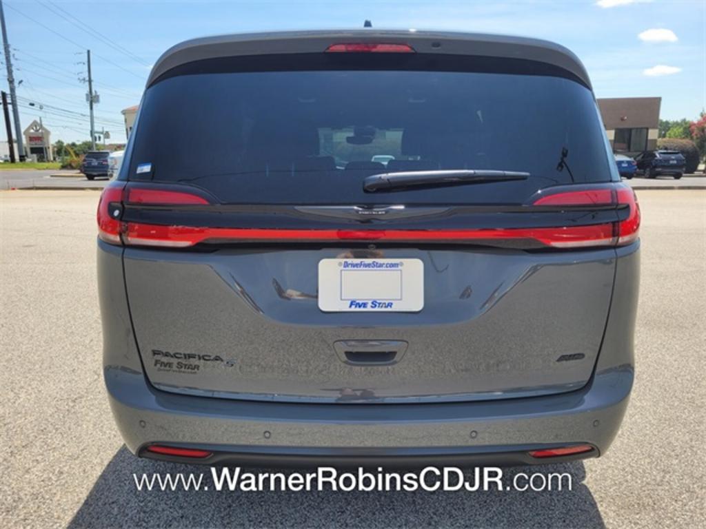 2023 Chrysler Pacifica Touring L photo 10