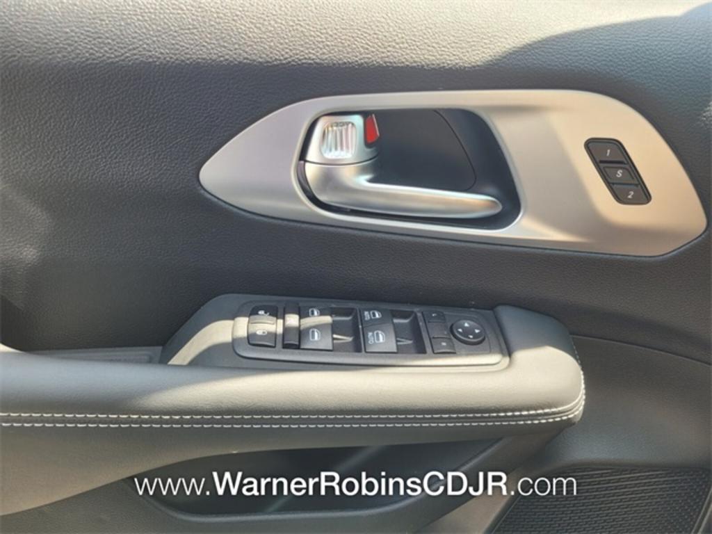 2023 Chrysler Pacifica Touring L photo 29