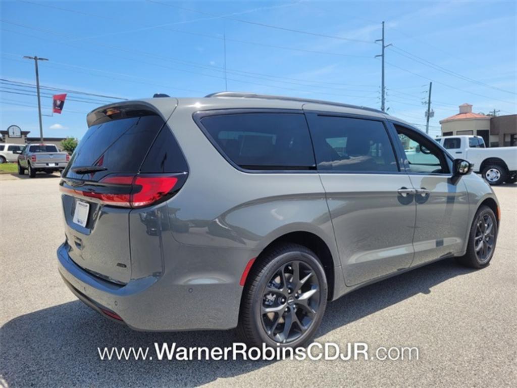 2023 Chrysler Pacifica Touring L photo