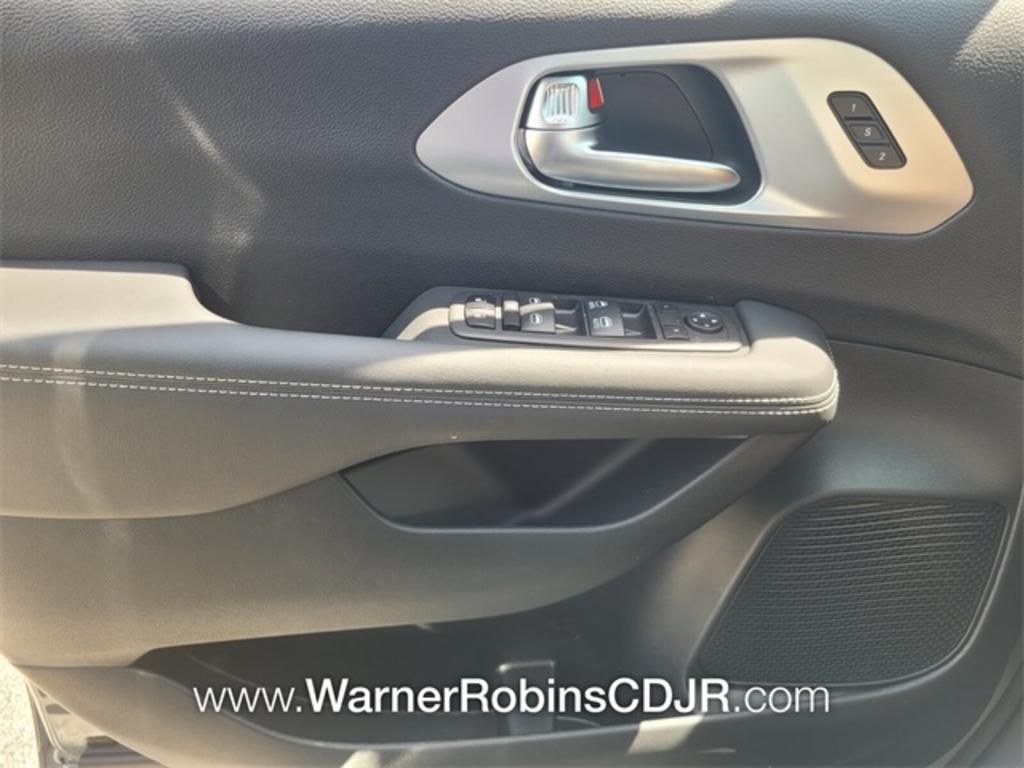 2023 Chrysler Pacifica Touring L photo 28