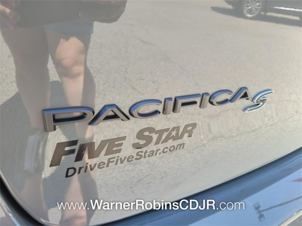2023 Chrysler Pacifica Touring L photo 11