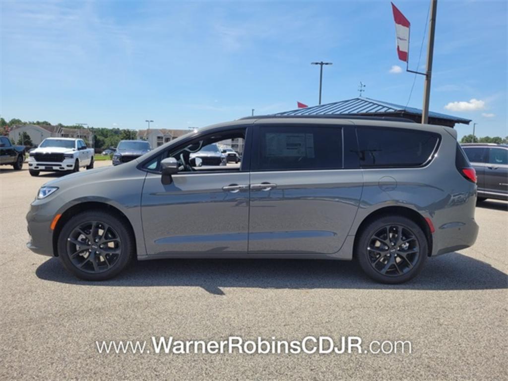 2023 Chrysler Pacifica Touring L photo 4