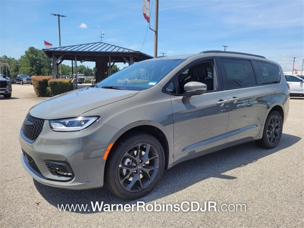 2023 Chrysler Pacifica Touring L photo 3