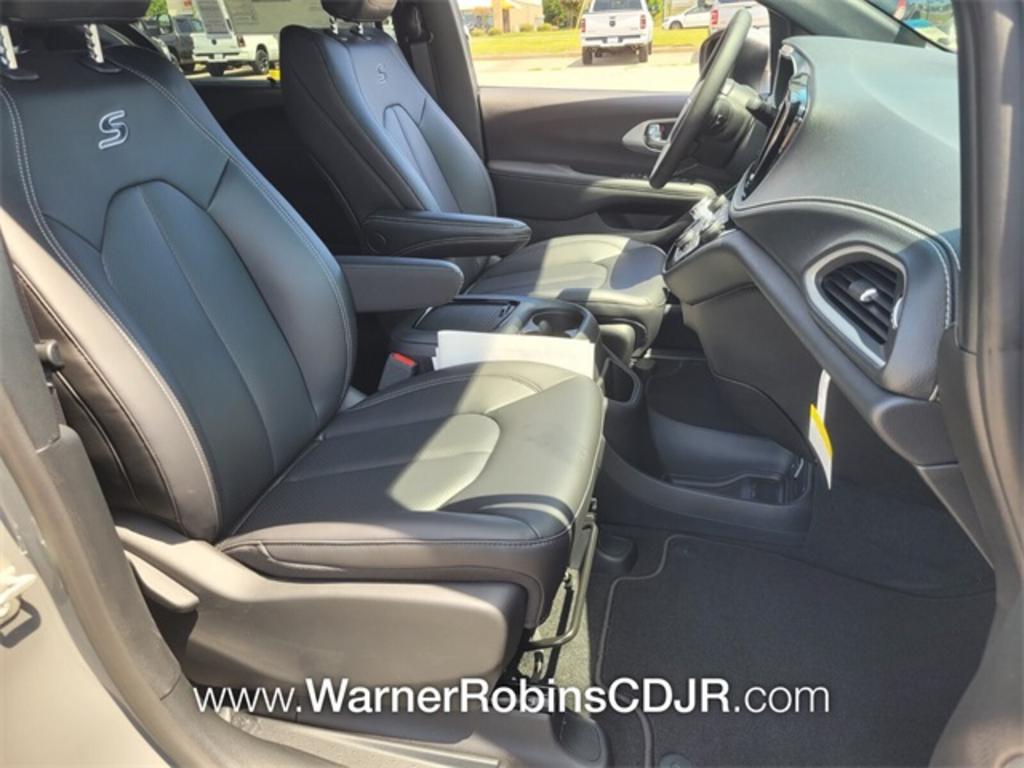 2023 Chrysler Pacifica Touring L photo 18
