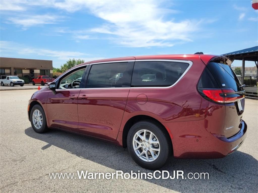 2023 Chrysler Pacifica Touring L photo