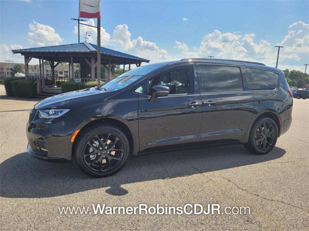 2023 Chrysler Pacifica Touring L photo