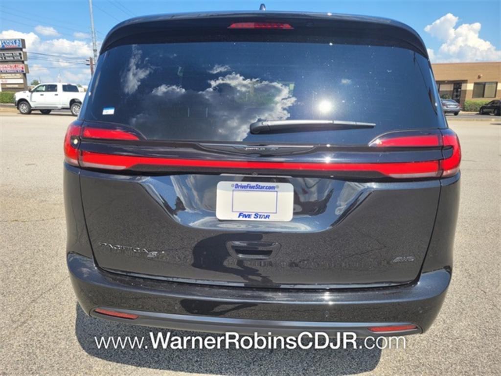 2023 Chrysler Pacifica Touring L photo 9