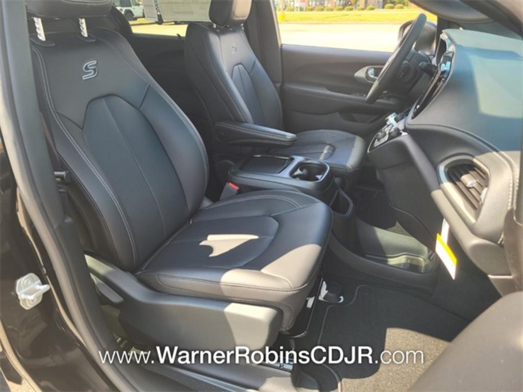2023 Chrysler Pacifica Touring L photo