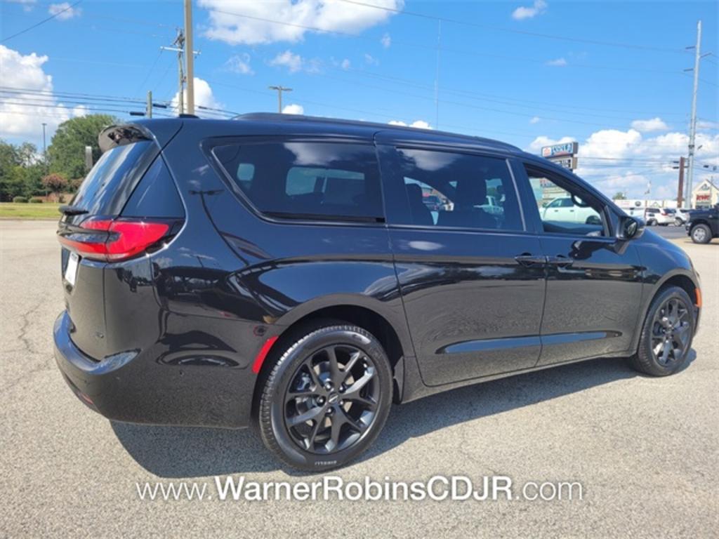 2023 Chrysler Pacifica Touring L photo 12