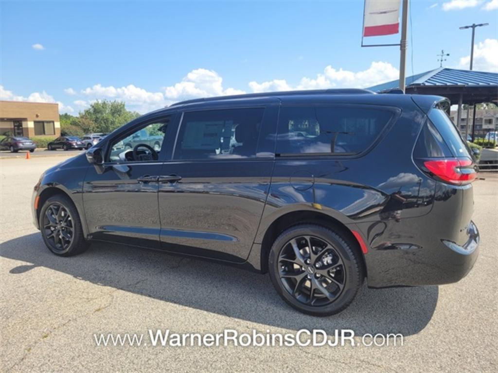 2023 Chrysler Pacifica Touring L photo 8