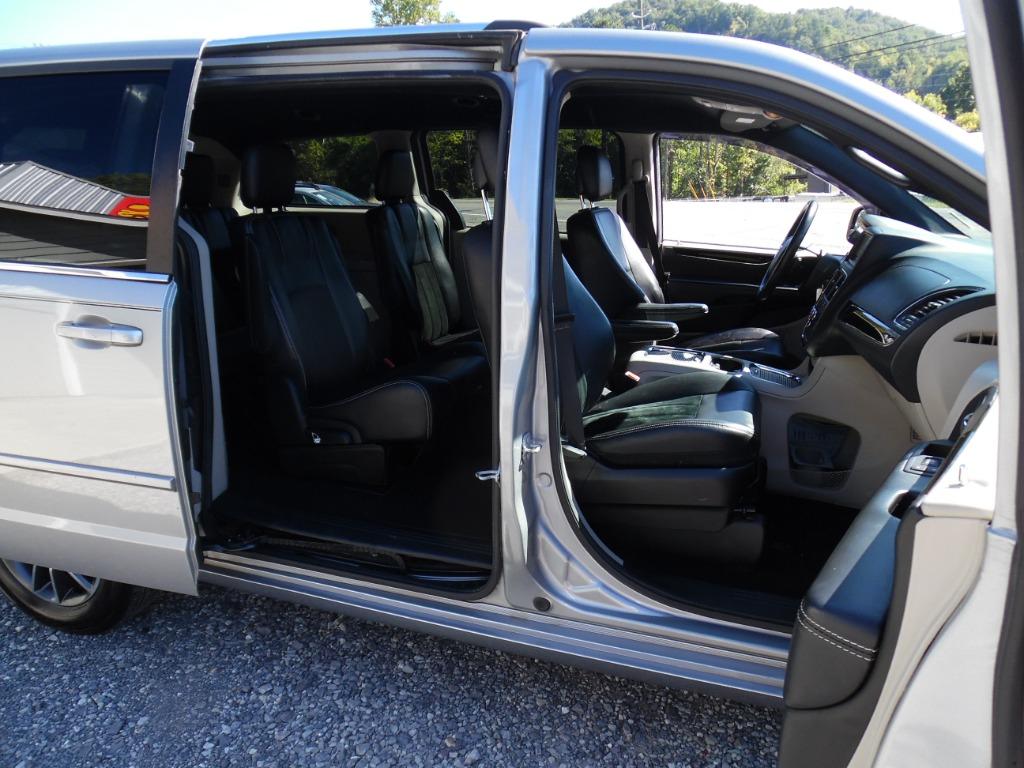 2017 Dodge Grand Caravan - $7,950