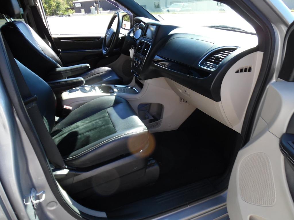 2017 Dodge Grand Caravan - $7,950
