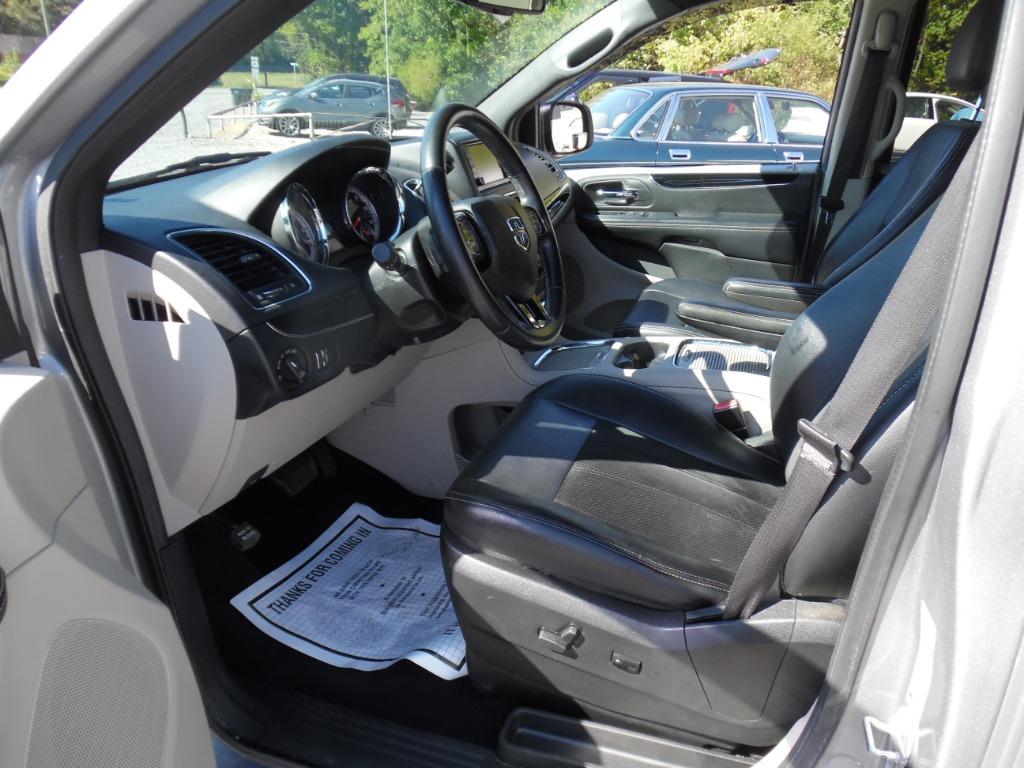 2017 Dodge Grand Caravan - $7,950