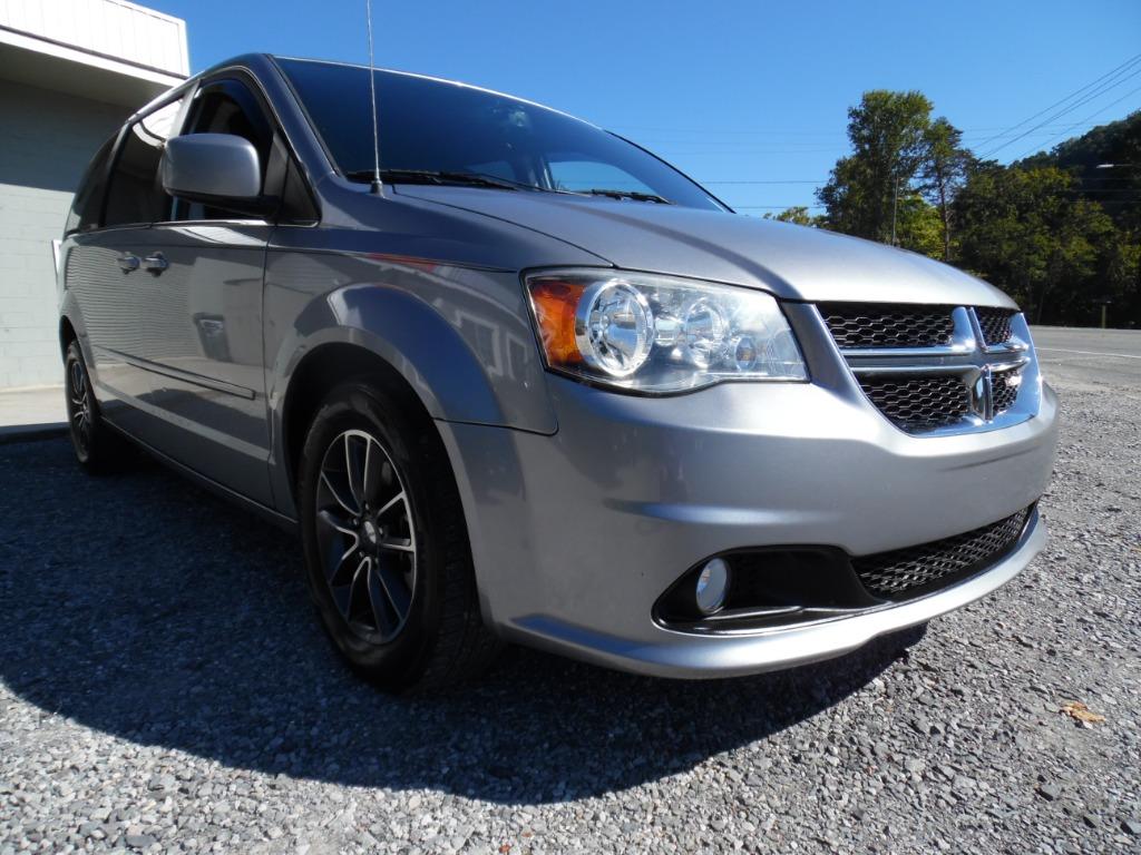 2017 Dodge Grand Caravan - $7,950