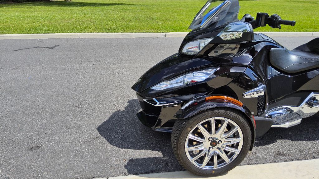 2014 CAN AM  RT Limited  - $12,995