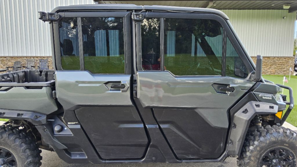 2023 Can-am Defender/traxter - $23,500