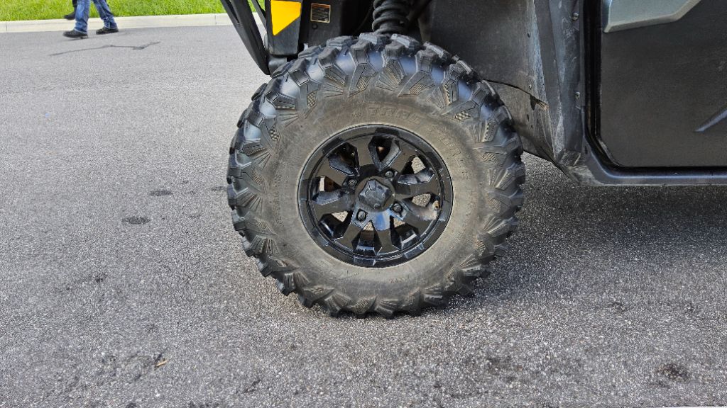 2023 Can-am Defender/traxter - $23,500