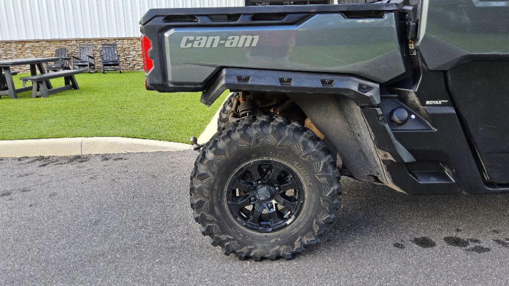 2023 Can-am Defender/traxter - $23,500