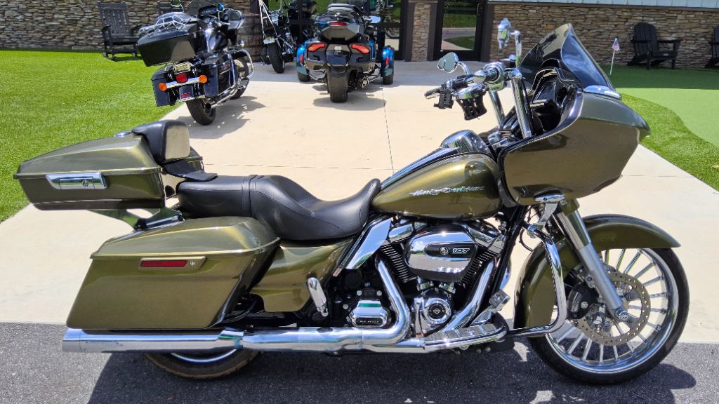 2017 Harley Davidson Road Glide S  - $17,500