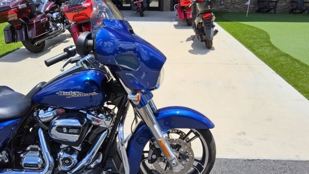 2017 Harley Davidson Street Glide S Flhxs - $15,900
