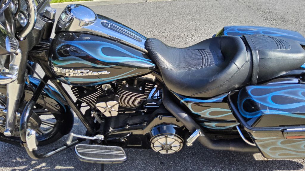 2010 Harley-davidson Street Glide - $8,995