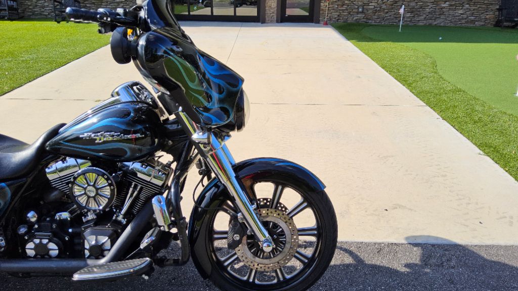 2010 Harley-davidson Street Glide - $8,995