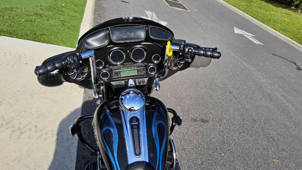 2010 Harley-davidson Street Glide - $8,995
