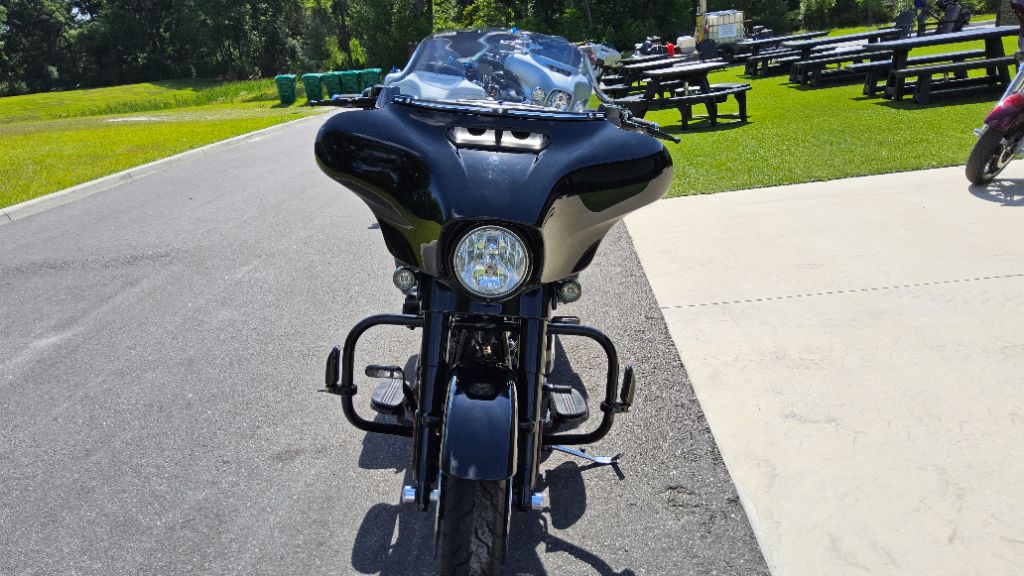 2018 Harley Davidson Streetglide  S Flhxs - $17,900