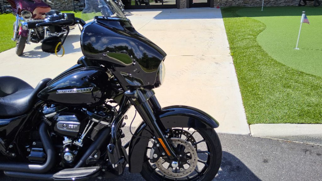 2018 Harley Davidson Streetglide  S Flhxs - $17,900