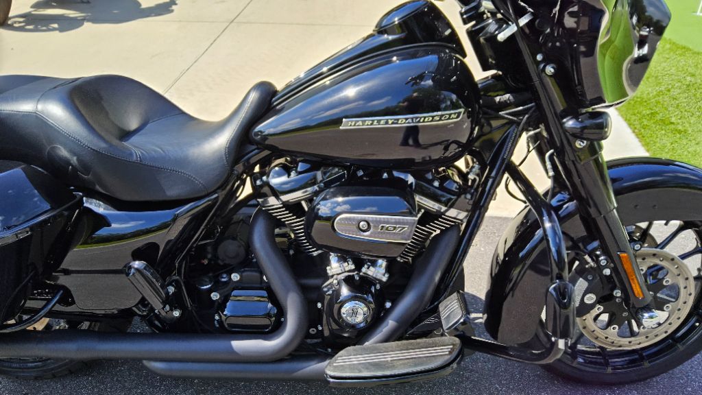 2018 Harley Davidson Streetglide  S Flhxs - $17,900