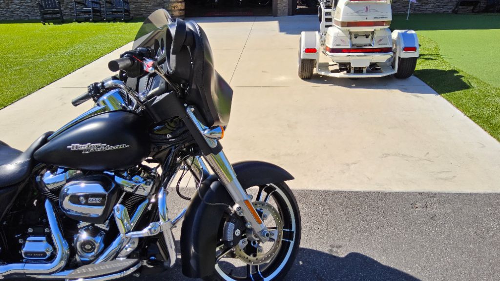 2017 Harley Davidson Streetglide S Flhxs - $14,995