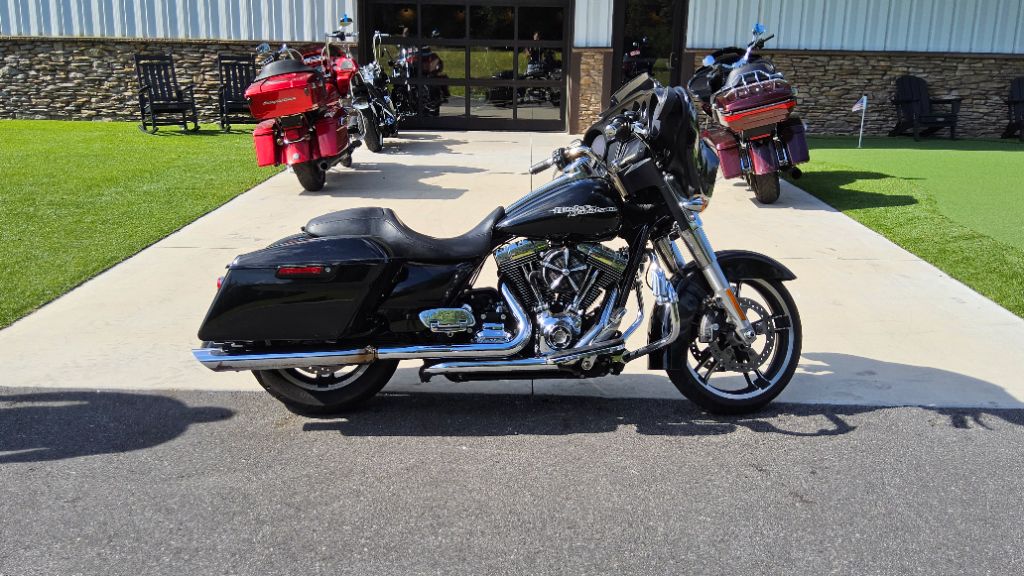 2015 HARLEY DAVIDSON Street Glide - $9,500