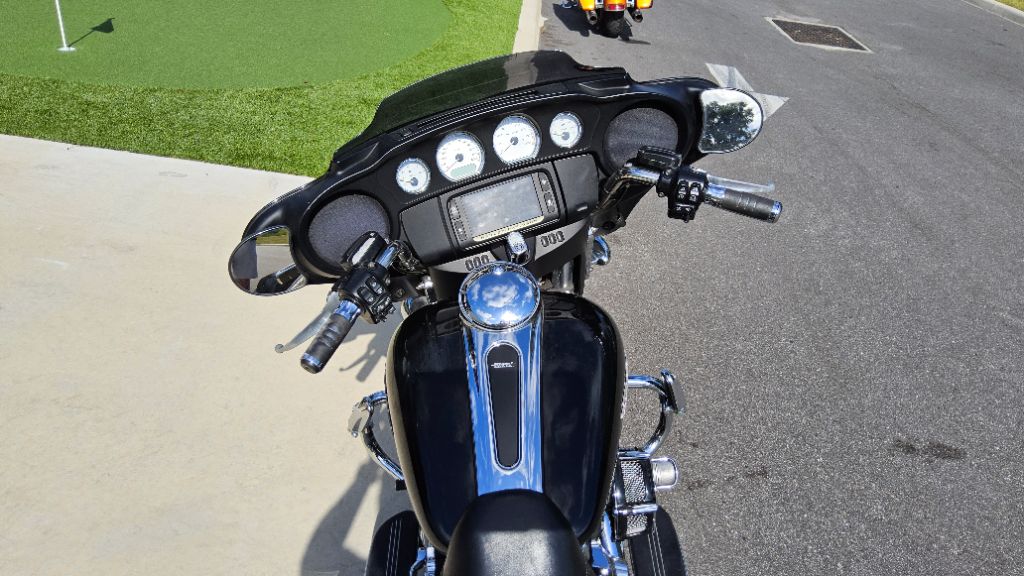 2015 HARLEY DAVIDSON Street Glide - $9,500