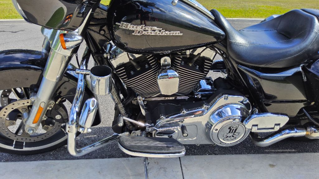 2015 HARLEY DAVIDSON Street Glide - $9,500