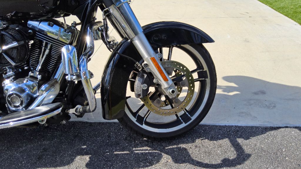 2015 HARLEY DAVIDSON Street Glide - $9,500
