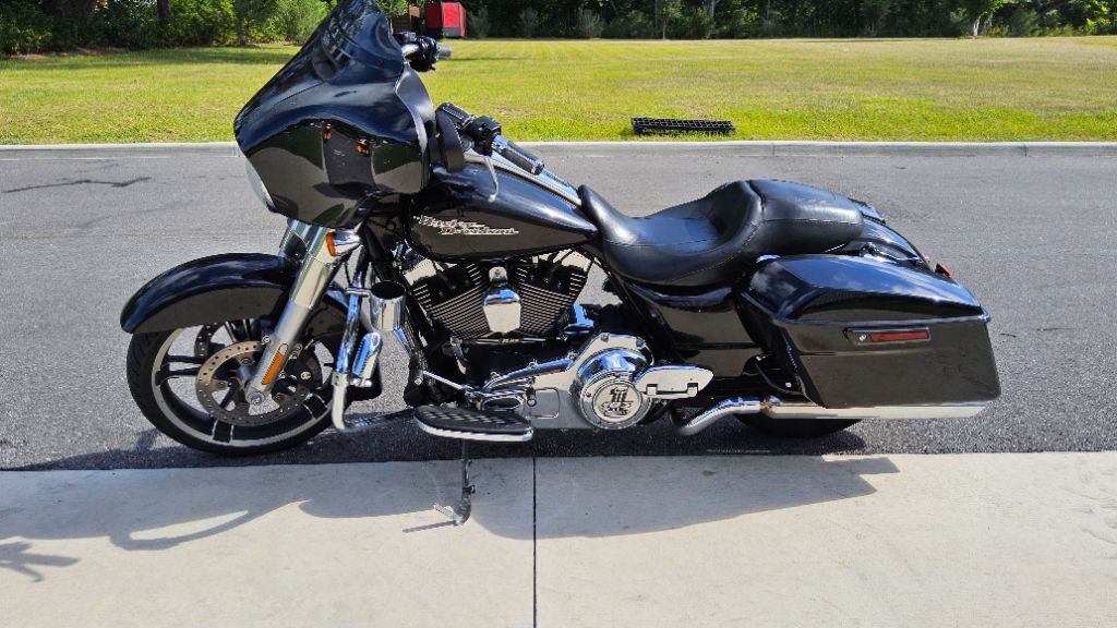 2015 HARLEY DAVIDSON Street Glide - $9,500