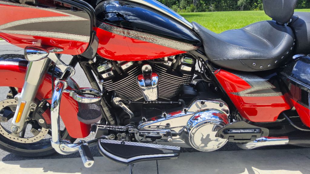 2017 Harley-davidson Road Glide - $18,900