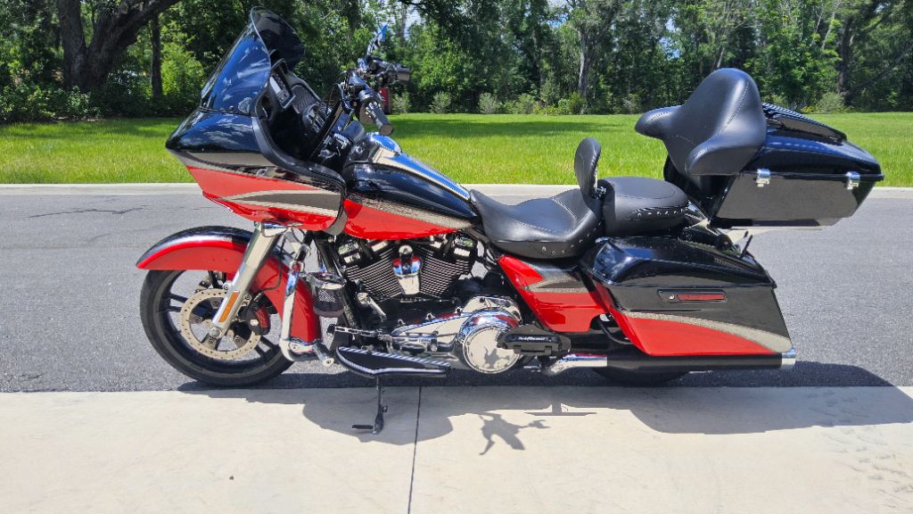 2017 Harley-davidson Road Glide - $18,900