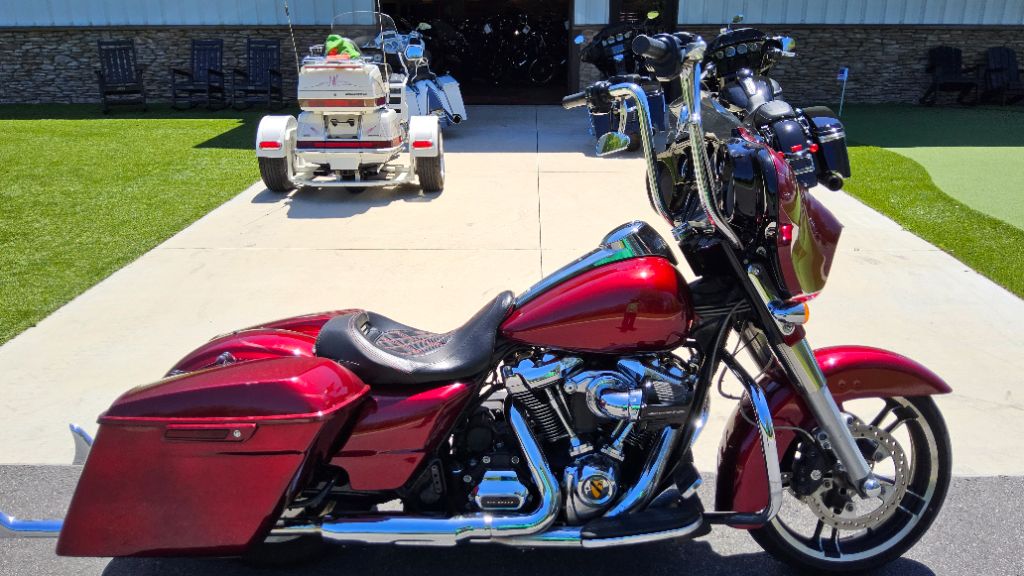 2017 Harley Davidson Streetglide Flhxs - $12,995