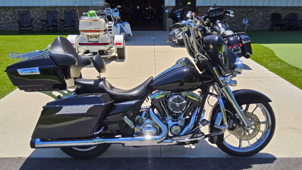 2013 Harley-davidson Street Glide - $9,995