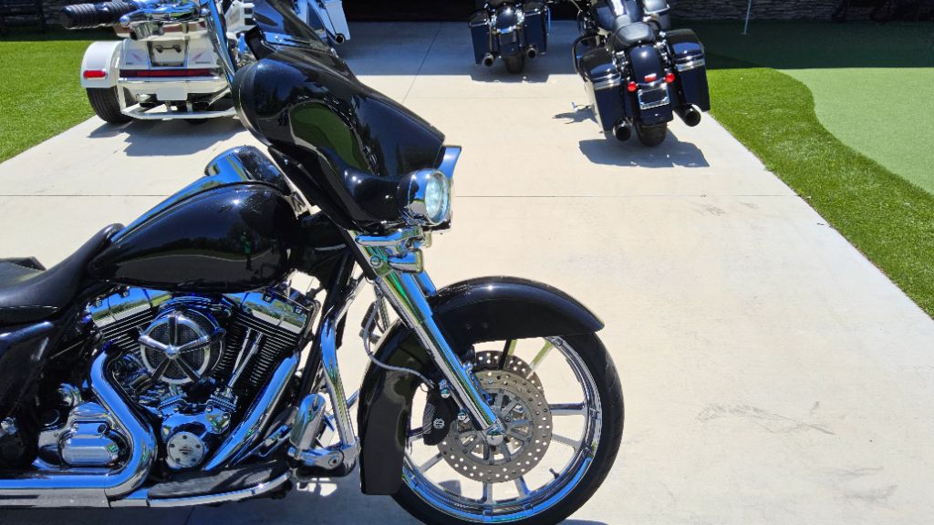 2013 Harley-davidson Street Glide - $9,995